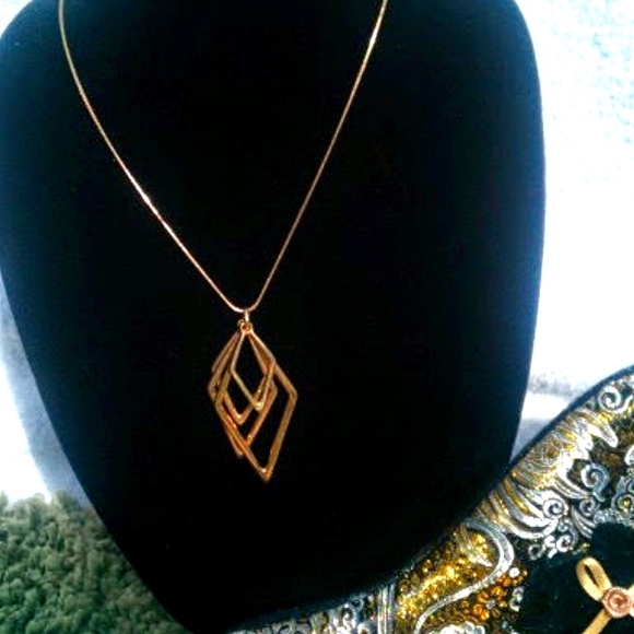 Jewelry - NEW NECKLACE W/ HANGING PENDANT